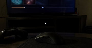 Gaming-Maus und Konsole am Fernseher