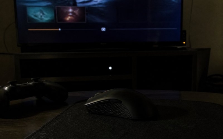 Gaming-Maus und Konsole am Fernseher
