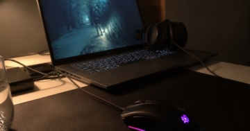 Gaming-Maus neben dem Laptop auf dem Schreibtisch