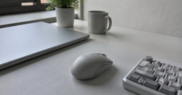 Gaming-Maus an einem hellen Schreibtisch