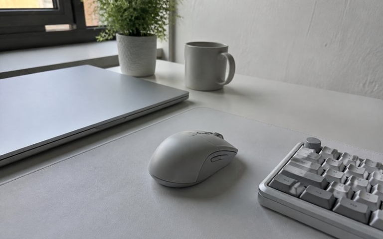 Gaming-Maus an einem hellen Schreibtisch