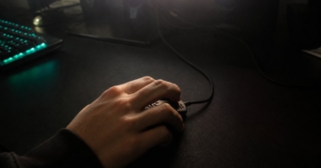 Hand an der Gaming-Maus während einer Runde