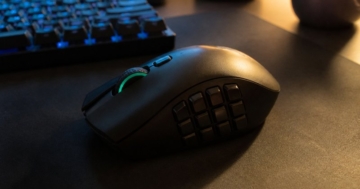 Gaming-Maus mit vielen Daumentasten