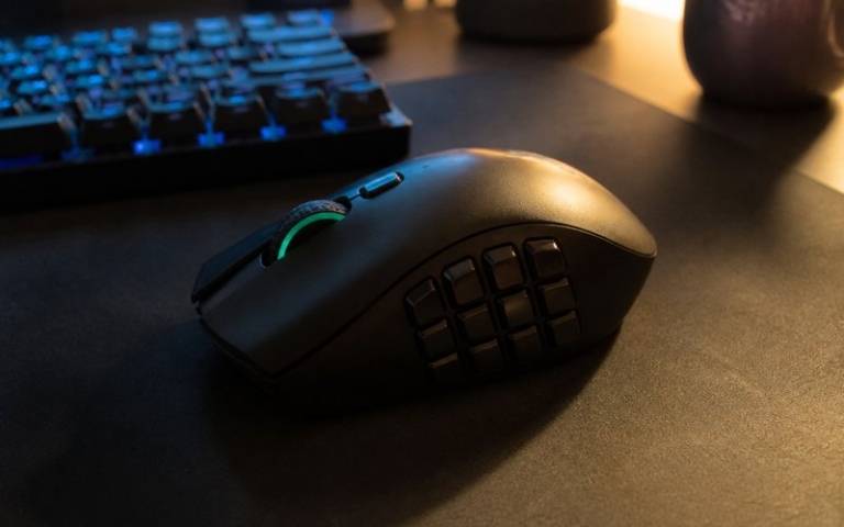 Gaming-Maus mit vielen Daumentasten