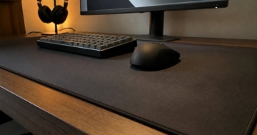 Großes Mauspad auf dem Gaming-Schreibtisch