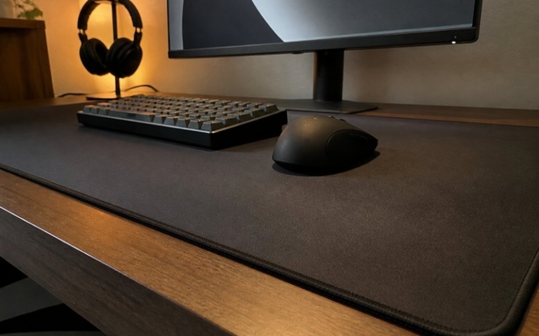 Großes Mauspad auf dem Gaming-Schreibtisch