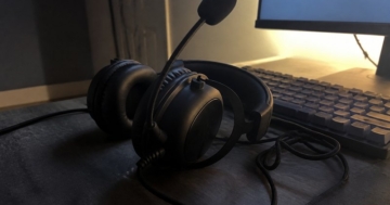 Gaming-Headset auf dem Schreibtisch