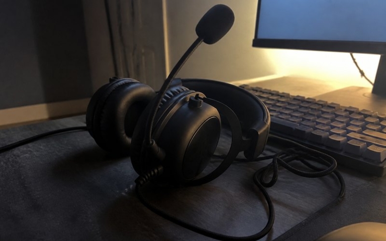 Gaming-Headset auf dem Schreibtisch
