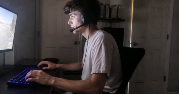 Headset mit Geräuschunterdrückung am Kopf