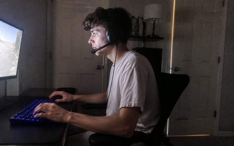 Headset mit Geräuschunterdrückung am Kopf