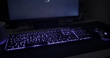 Beleuchtete Gaming-Tastatur am Monitor