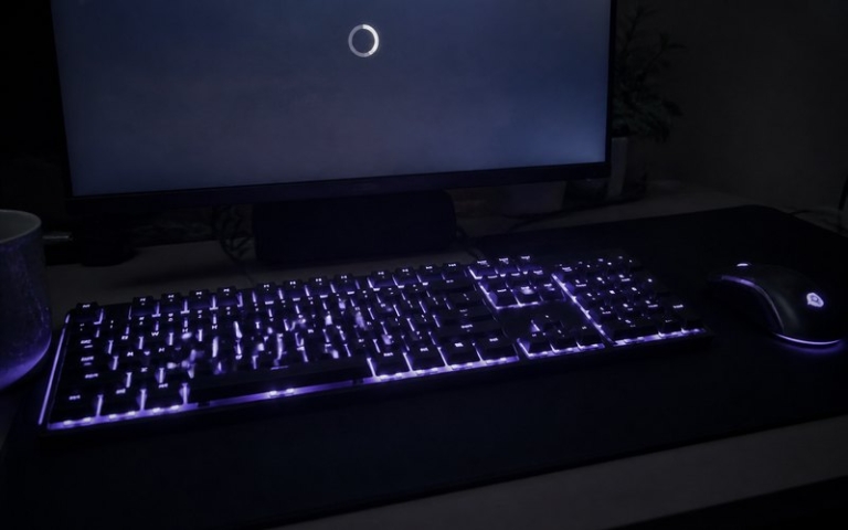 Beleuchtete Gaming-Tastatur am Monitor