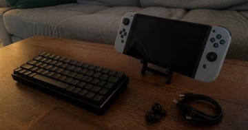 Kompakte Tastatur neben der Handheld-Konsole