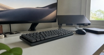 Mechanische Tastatur an einem hellen Arbeitsplatz