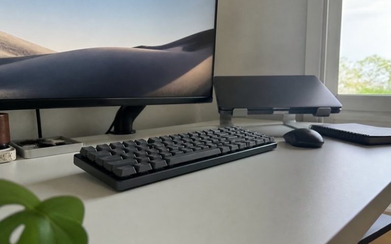 Mechanische Tastatur an einem hellen Arbeitsplatz