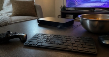 Kabellose Tastatur auf dem Wohnzimmertisch