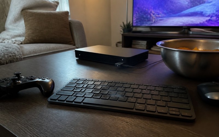 Kabellose Tastatur auf dem Wohnzimmertisch