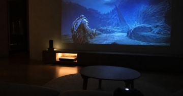 Beamer projiziert Spielbild an die Wohnzimmerwand