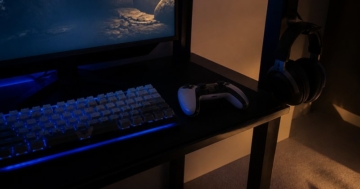 Gaming-Tastatur mit Controller am Konsolensetup